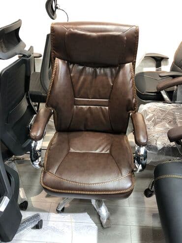 офисные кресла: Новый, С колесиками, Рукояти не регулируются, Кожа — 2