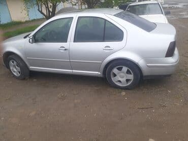 traktor altlıqlı qara qadın bosonojkaları: Volkswagen sedan – gümüş rəng. Xüsusiyyətlər: - Kuzov: 4 qapılı — 2