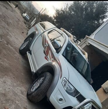 Mitsubishi L200 pikap - Korpus: ağ rəng, yanlarda dekorativ qrafik