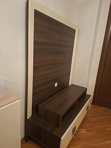 tumba: İşlənmiş, Düz TV altlığı, Polkalı, Laminat — 2