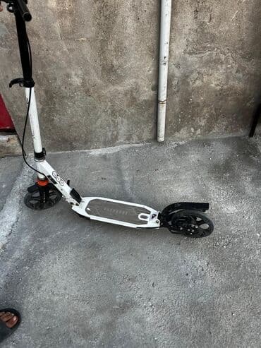 bu şəhərdə bilet qiymətləri 2023: NANROBOT brendinin ağ rəngli skuterində qabaq təkər üzərində narıncı — 4