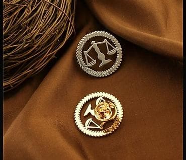 qizil qram: Ədalət tərəzisi nişanı – kostyum üçün metal bross - Dizayn: Dairəvi — 4