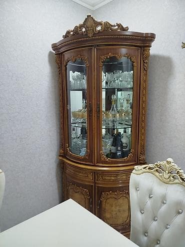 stol stul islenmis: Klassik üslubda bəzəkli vitrinq və bufet (künc üçün). - Material — 1