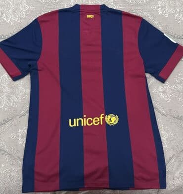 Digər idman və istirahət malları: Bu futbol dəsti qırmızı və göy zolaqlı futbol forması, şortu və — 3