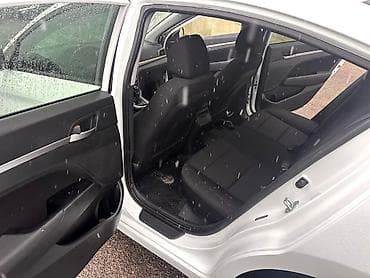 mersedes c 220: Hyundai Elantra: 2 l | 2019 il Sedan — 8