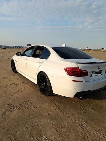 diffuser satisi: BMW 5 Series (F10) sedan – ağ rəng, agresiv M-stil eksteryer paketi — 2