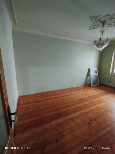 Kirayə verilən bu mənzil yaşayış üçün uyğun geniş otaqlar təklif edir