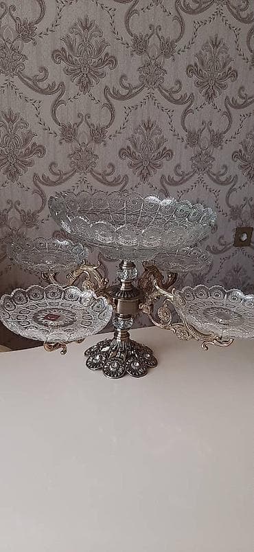 Şirniyyat qabi satilir. Yuxarisi meyve hissedir ve 4 qol cerez