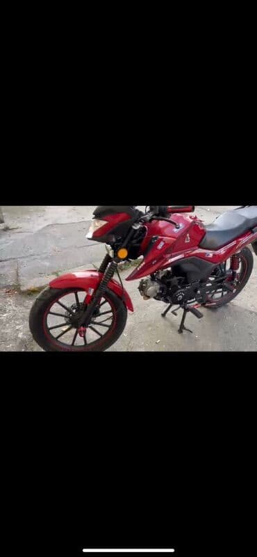 Lincoln: Qırmızı rəngli yol motosikleti - Aqressiv dizaynlı ön fara və — 2