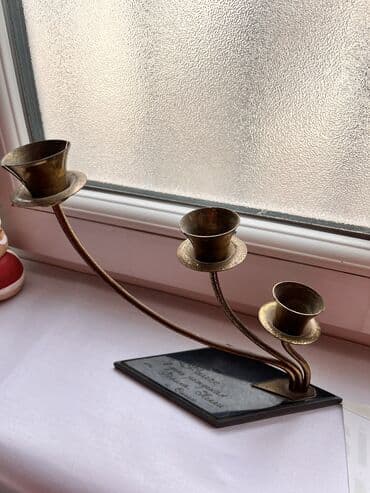 dəmir çaynik: Şamdan. Material demir. 
Birinci 40 azn, ikinci 15 azn — 2