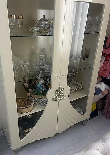 bufet: Klassik üslubda şüşə vitrin-bufet - Rəng: krem/ivori tonlarında — 1