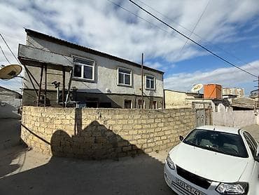 gencede ev: 2 mərtəbəli 7 otaqli fərdi yaşayış evi,2 ci mərtəbə tam təmirli,1 ci — 4