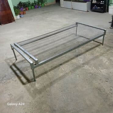 железная кровать односпальная: Təknəfərlik çarpayı, Bazasız, Matrassız, Siyirməsiz — 2