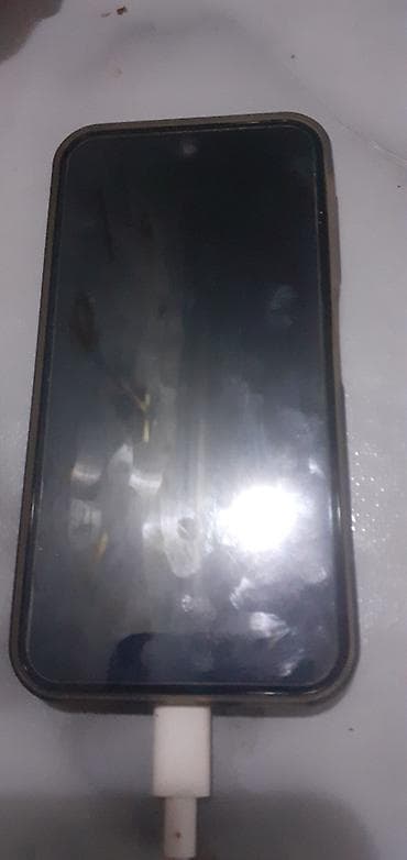 Smartfon – USB Type‑C girişli, ekranın yuxasında mərkəzdə ön kamera