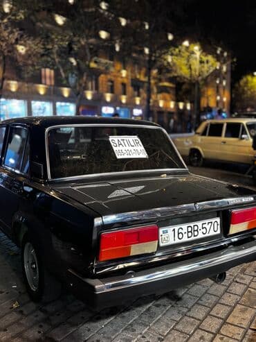 teker yazilari: Model: Lada 2107 Kuzov: sedan, qara rəng Dövlət nömrə nişanı — 4