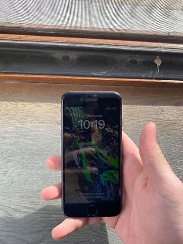 iphone 3gs: IPhone 8, 64 GB, Qara, Barmaq izi — 4