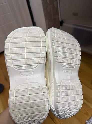 sabo: Məhsul: Crocs üslublu ağ rezin sabotlar, dekorativ Jibbitz bəzəkləri — 2