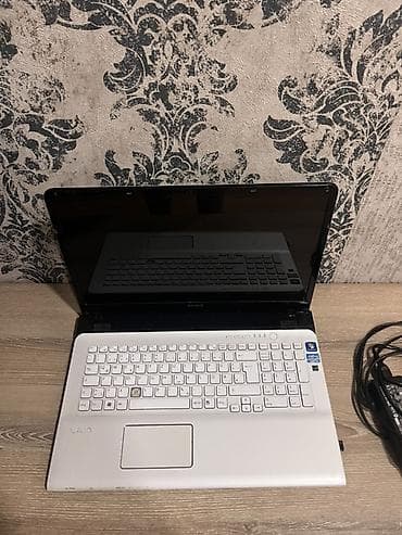 Sony VAIO noutbuk – ağ korpuslu, klassik dizayn. Xüsusiyyətlər: -