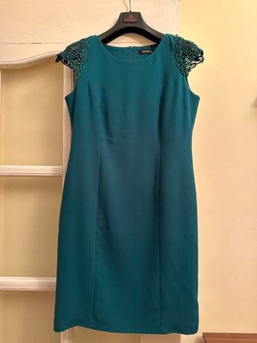 Rengi firuzeyi tondur. Çox rahat geyimdir. Sadece 2 defe geyinilib