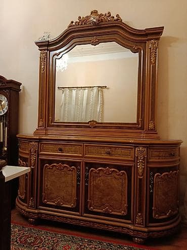 mebel qapilar: Klassik üslubda yemək otağı üçün dəst – bufet güzgü ilə və vitrin — 1