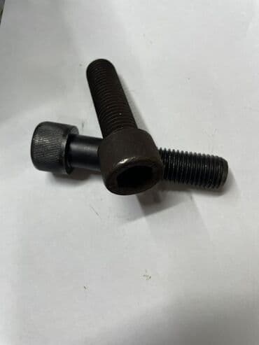 Жидкие обои: Altıbucaqlı başlığı və tam yivli şaftı olan bu qara rəngli bolt — 3