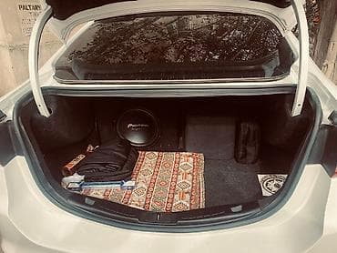 renault clio 2005: Ford sedan salonu və avadanlıqları - Rəng: ağ eksteryer, bej/qara iki — 4