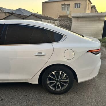 последующий выкуп авто бишкеке: BYD sedan – ağ rəng, aerodinamik kuzov və geniş xrom ön barmaqlıq. Ön — 2