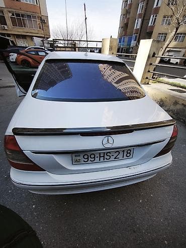 Aksesuarlar və tüninq: Ağ rəngdə Mercedes-Benz E-Class sedan avtomobili. Avtomobilin qabaq — 8