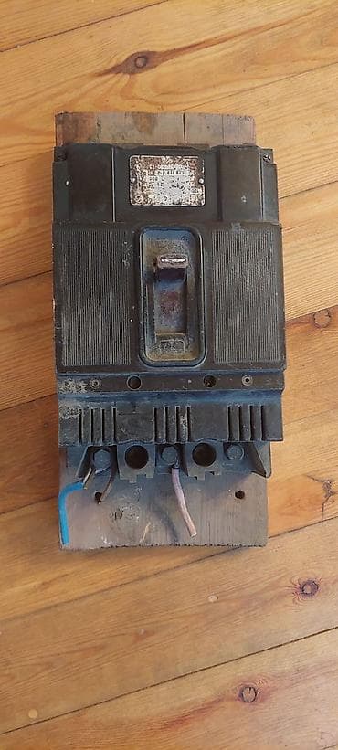 flex glue lepak: Sənaye tipli avtomatik açar (şalter) - 3 fazalı elektrik xətlərinin — 1