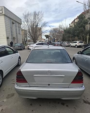 diski satisi: Mercedes-Benz sedan (C-sinfi W202) — gümüşü rəng Mühərrik və sürətlər — 1