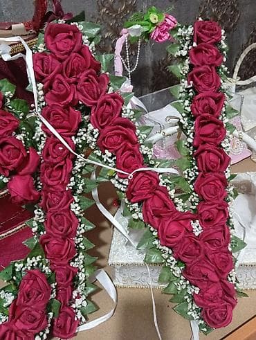 Qırmızı güllərlə bəzədilmiş əl işi hərf və dairəvi çələng dekorları — 1