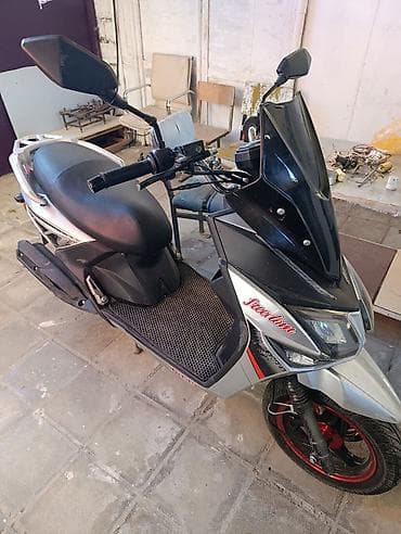 16 tekerler: Freedom Jet 49 skuter Xüsusiyyətlər: - Kuzov rəngi: gümüşü/qara — 2