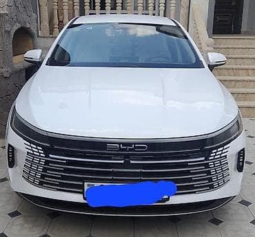 BYD sedan – ağ rəng, müasir dizaynlı ön barmaqlıq və tam LED işıqlar