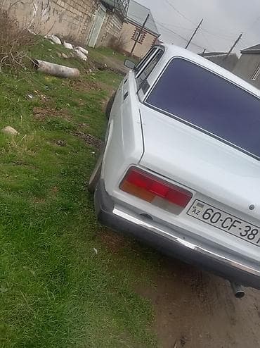 masin tekerleri: VAZ 2107, ağ rəng, 4 qapılı sedan. Xüsusiyyətlər: - Mexaniki sürətlər — 5