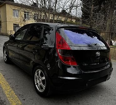 Motonəqliyyat: Hyundai i30 hatchback - Korpus: 5 qapılı, qara rəng, arxa şüşə tünd — 7