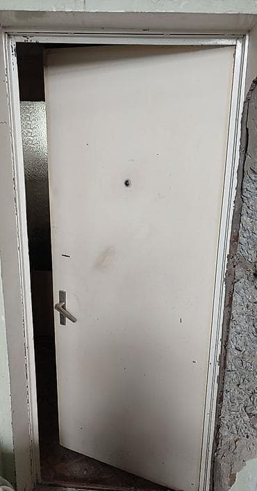 замок невидимка: Ağ rəngli giriş/otaq qapısı - Material: metal çərçivəli, bərk qapı — 1
