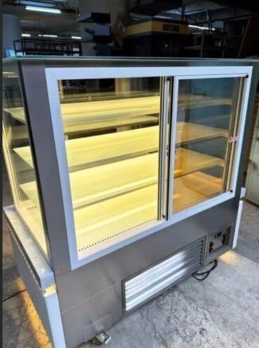 mağaza vitrinləri: Şüşə və metaldan hazırlanmış bu vitrin, məhsulların nümayişi üçün — 4