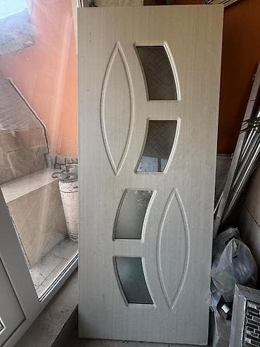 İç qapı – dekorativ şüşəli model - Material: MDF əsaslı, ağ-boz (açıq