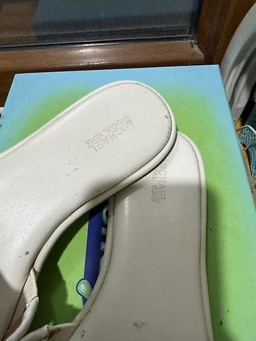 terlik: Qadın üçün MK loqolu yay şlapesi - Model: Michael Kors slip-on — 2