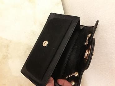 duyməli: Qara çiyin/kross-bodi çantası - Rəng: qara, qızılı detallarla - — 2