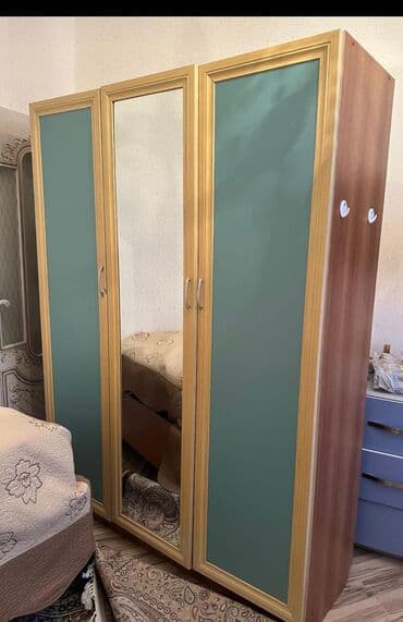 Rəflər: Qarderob, paltar dolabı — 1