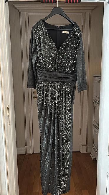 Zərif gecə/libas – qara metalik parıltılı kumaşdan, tam uzunluqda. Ön