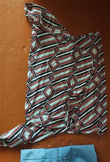 Uşaq geyimi və ayaqqabıları: 12-14 yaşlı qız üçündür. Her ikisi 5 manatdır — 7