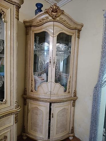 salon mebelleri: Klassik üslubda qonaq otağı mebel dəsti Tərkib: - Böyük vitrini şkaf — 2