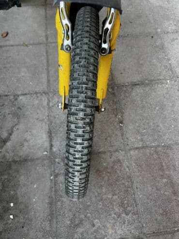 горный велосипед: Sarı rəngli qatlanan şəhər velosipedi Xüsusiyyətlər: - Qatlanma — 4