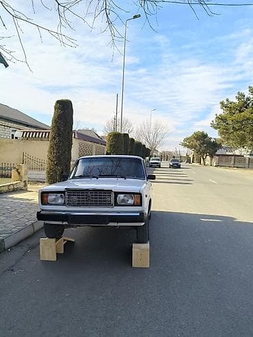Lada 2107, ağ rəng, sedan kuzov. Əsas xüsusiyyətlər: - Benzin