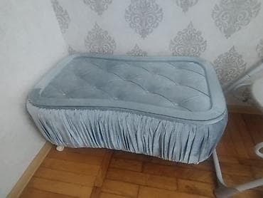 pufikler: Zərif dizayna malik yumşaq puf sandıq. Açıq boz rəngdədir və üst — 2