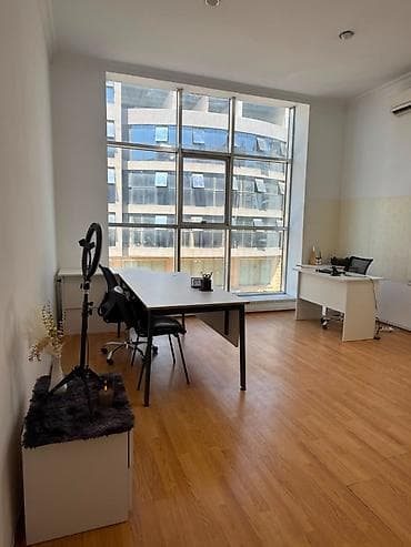 -Ofis daxilində 1 iş masası icarəyə verilir. -Ünvan: Nərimanov r.