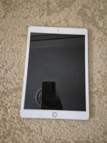 Bu, Apple iPad planşetidir. Cihazın arxasında tanınan Apple loqosu var