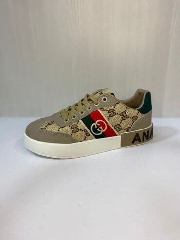 beqa üçün qadın krossovkaları: Bej rəng palitrasında şık kişi/kadın krossovkası. Üzərində monoqram — 1